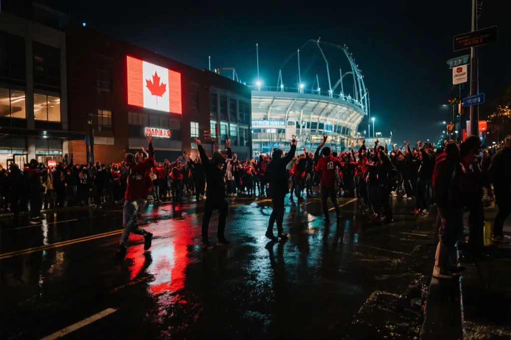 夜幕下的球场外人潮与灯光，游客与球迷在城市街区庆祝的氛围图